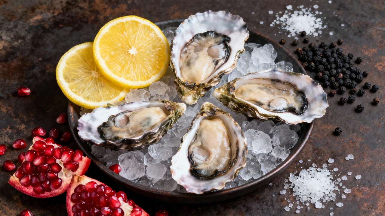 Huîtres au citron combawa, grenade et poivre de Kâmpôt : recette exotique et savoureuse