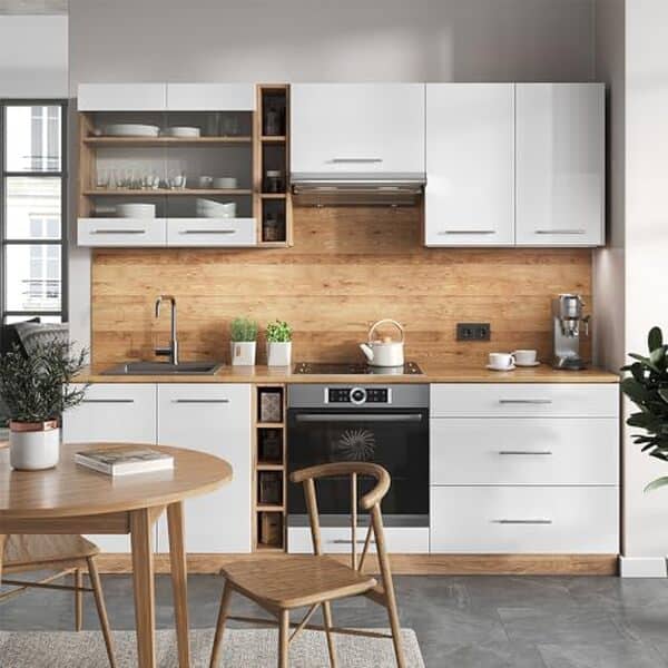 Explorez notre test de la cuisine Vicco Fame-Line et découvrez son élégance avec des finitions en blanc brillant et chêne doré, parfaite pour une touche contemporaine dans votre maison.