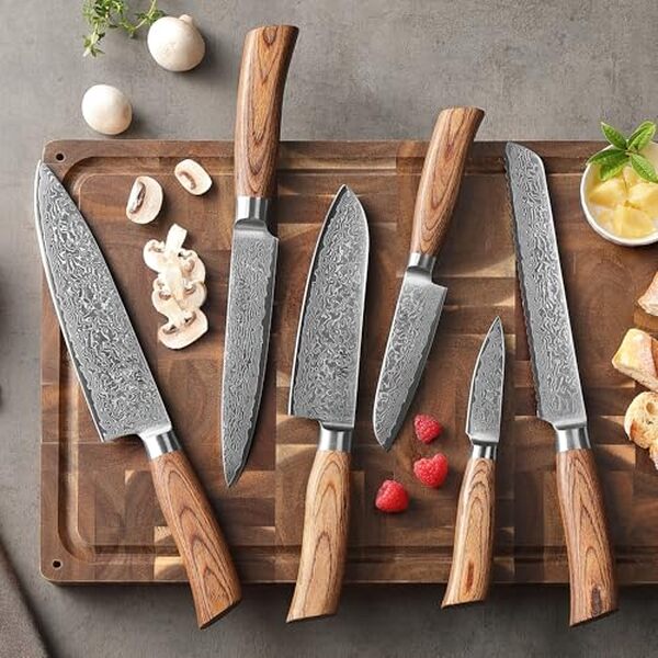 Examinez notre évaluation complète du set de couteaux en Damas WAKOLI Edib Pro pour apprendre comment ces outils de cuisine peuvent transformer votre expérience culinaire par leur design élégant et leur efficacité exceptionnelle.