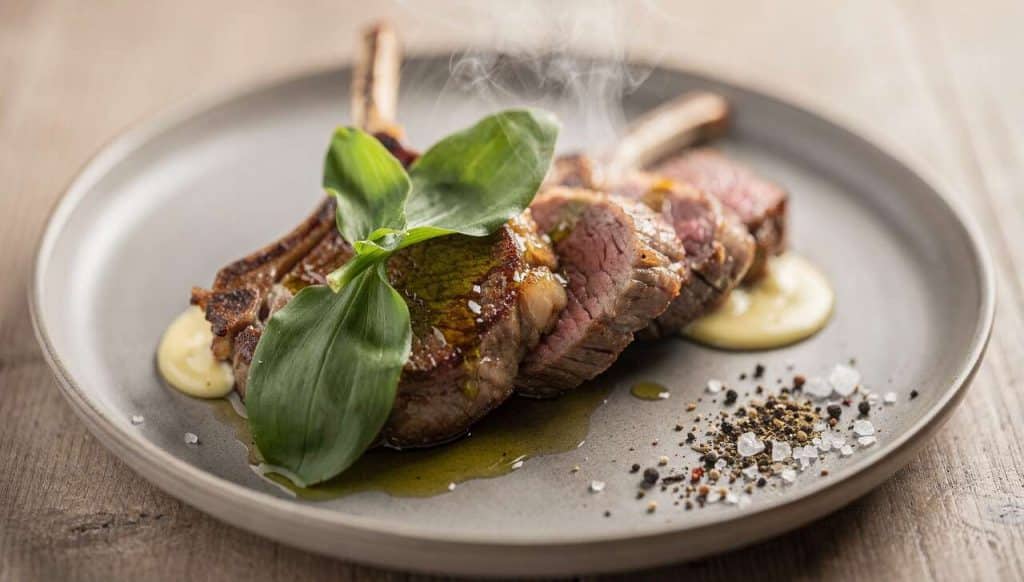 Côtes de veau poêlées au beurre d'ail des ours : la recette savoureuse