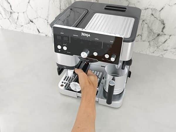 Découvrez notre test détaillé de la machine à café ninja ES501EU : luxe, praticité et performance réunis pour les amateurs de café exigeants