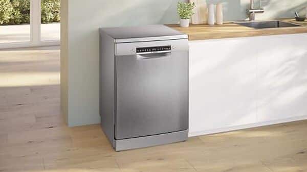 Découvrez notre revue détaillée du lave-vaisselle Bosch Série 4 SMS4ETI00E. Silence, efficacité et technologie avancée pour une vaisselle impeccable. Comparez ses atouts et ses inconvénients dès maintenant.