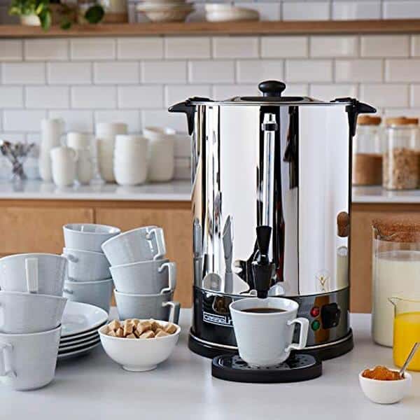 Découvrez le percolateur Casselin CPC100S en inox : préparez 100 tasses facilement. Évaluation complète de ses performances, atouts et limites.
