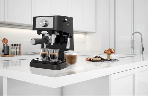 Découvrez la De'Longhi Stilosa EC 260.BK : test complet de cette machine expresso avec mousseur puissant pour des cafés savoureux.