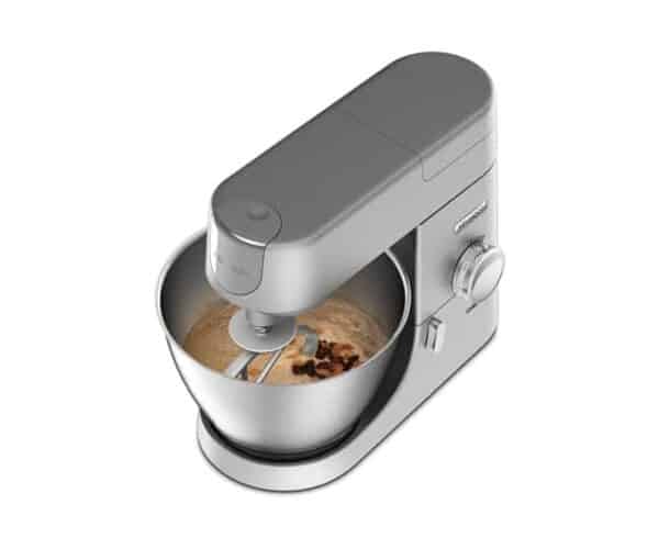 Découvrez notre test détaillé du kenwood chef KVC3100S : performance pâtissière à 1000W, polyvalence et robustesse pour des recettes réussies à coup sûr.