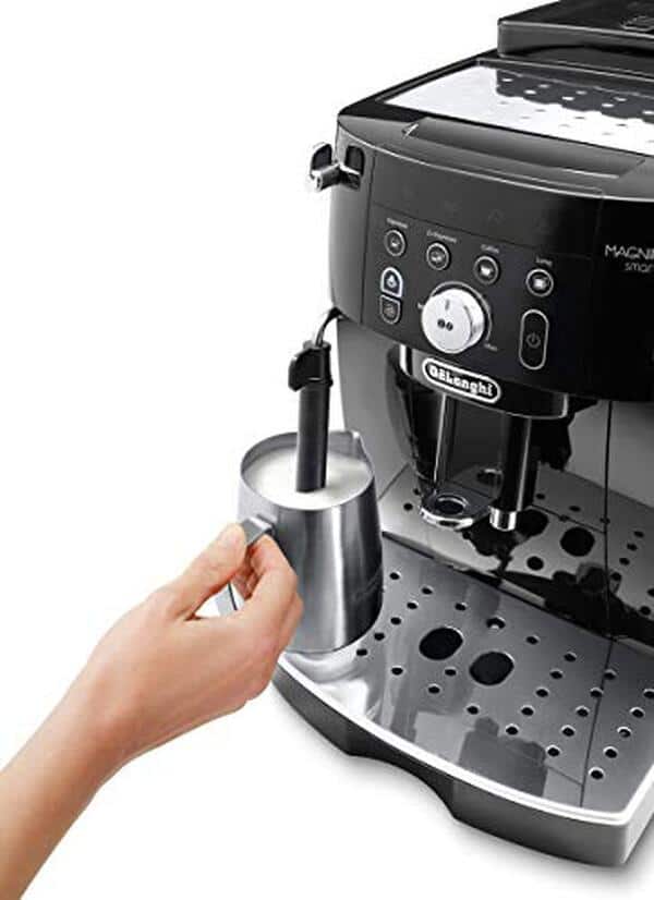 Plongez dans notre test détaillé de la de'Longhi Magnifica S Smart, une machine à café grain 1450W qui promet une expérience café exceptionnelle. Découvrez ses fonctionnalités, ses avantages et si elle est faite pour vous.